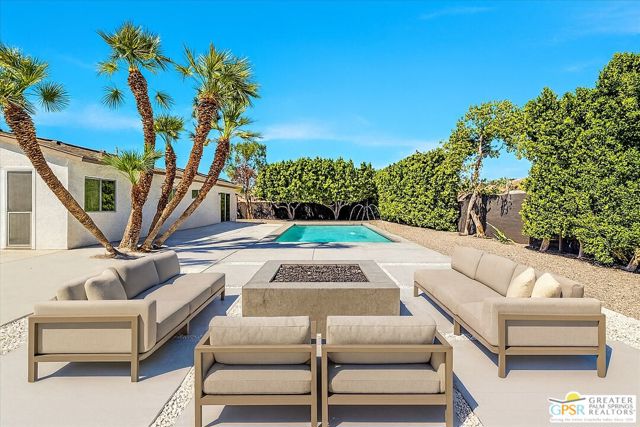 2092 N San Antonio Road, Palm Springs CA: https://media.crmls.org/mediaz/bb8b72fa-f1ea-44c8-85bb-f824be7d0f21.jpg