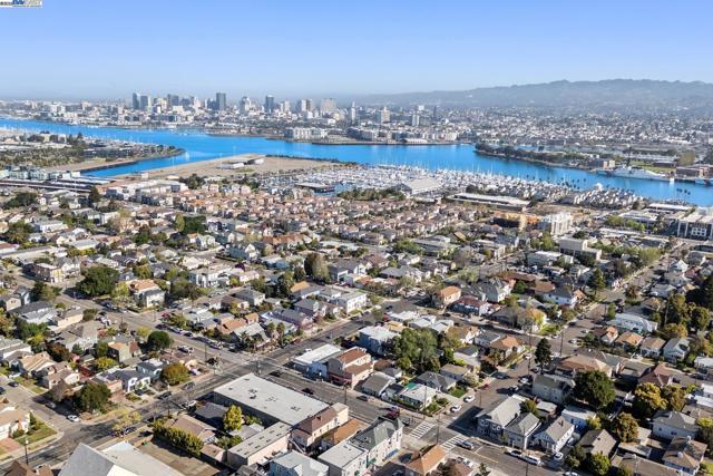 1707 Lincoln Ave, Alameda CA: https://media.crmls.org/mediaz/bb8bb68d-aef3-4f23-80f4-3b71116eba01.jpg