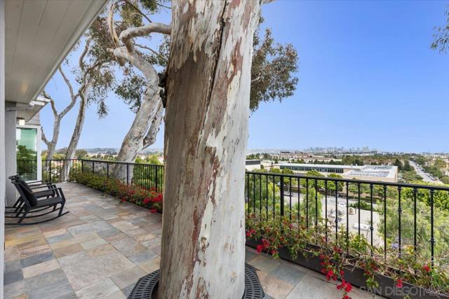 2205 Locust St, San Diego CA: https://media.crmls.org/mediaz/bb8c29da-25b9-4397-bfb7-f3ec63934866.jpg