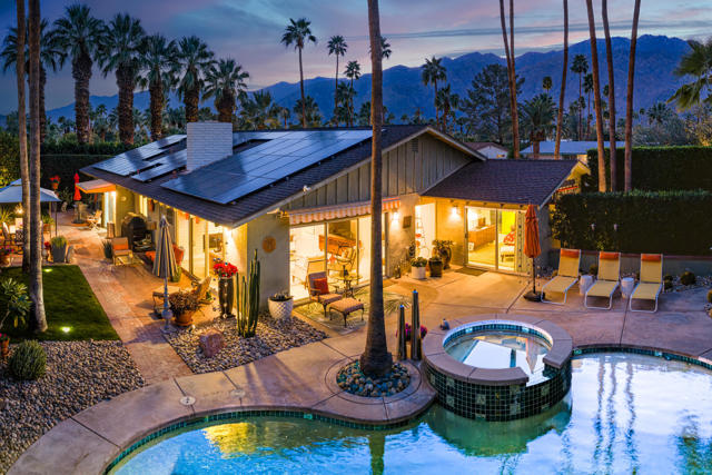 444 N Burton Way, Palm Springs CA: https://media.crmls.org/mediaz/bb8c3a3e-2a0b-45aa-b3b1-9136940e3f8e.jpg