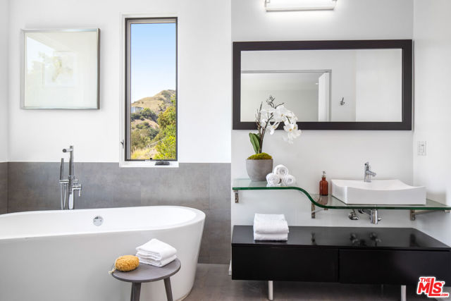 1642 Lindacrest Drive, Beverly Hills CA: https://media.crmls.org/mediaz/bb8fd0ad-304b-46fd-b839-31abe04ed7c5.jpg