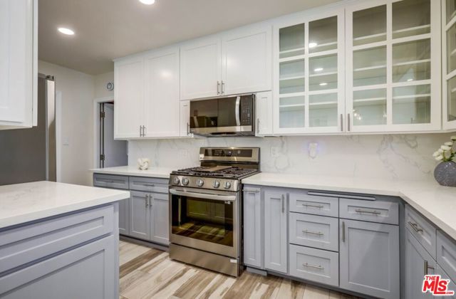 1060 E 45th Way, Long Beach CA: https://media.crmls.org/mediaz/bb90d28f-d9c4-463e-8d23-280b8aad63df.jpg