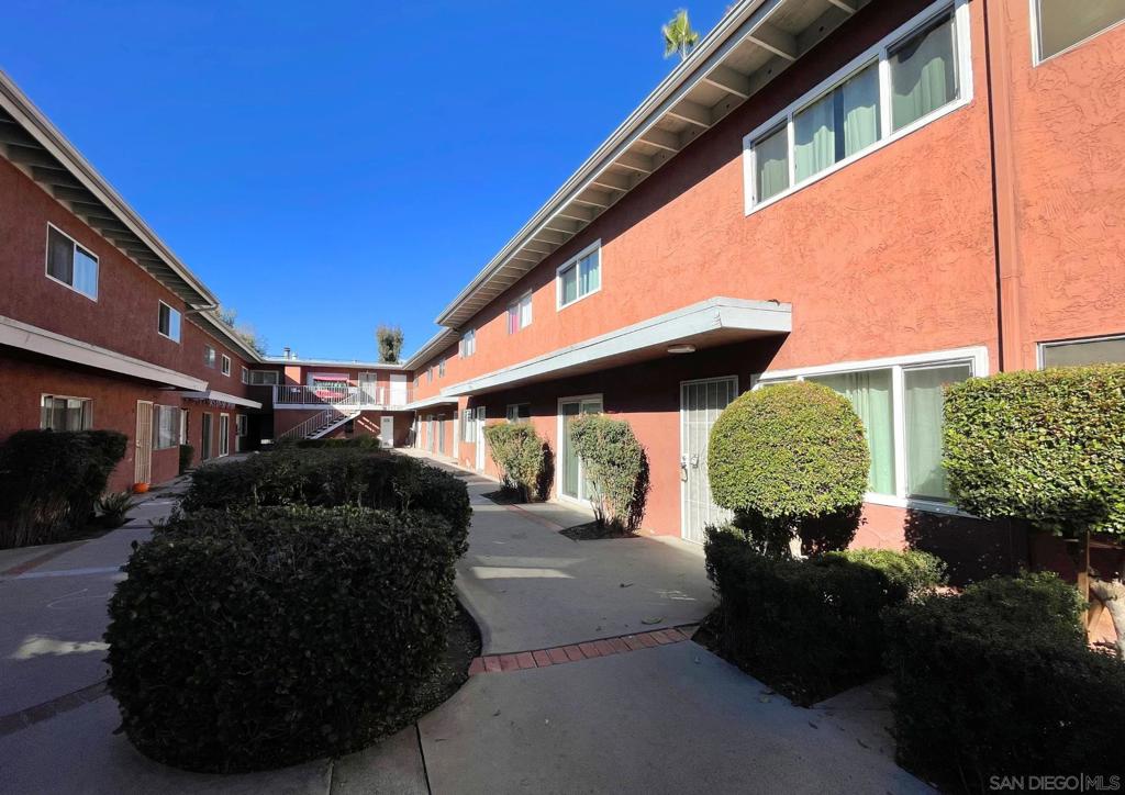 1060 E Washington Ave - photo 4