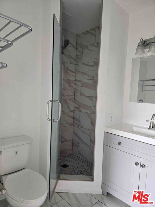 100 S Doheny Drive, Los Angeles CA: https://media.crmls.org/mediaz/bb916ab7-c41f-4381-802f-650777fe6165.jpg