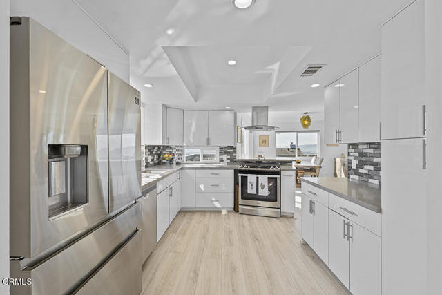 542 San Clemente Way, Camarillo CA: https://media.crmls.org/mediaz/bb92e4ff-4767-4090-a239-a47c97089c63.jpg