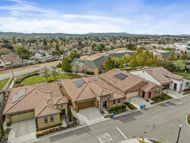 2008 White Oak Drive, Hollister CA: https://media.crmls.org/mediaz/bb93724c-d838-4a73-bf42-932f2372a395.jpg