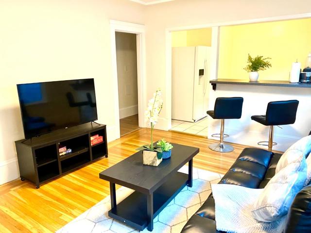 459 Flood Avenue, San Francisco CA: https://media.crmls.org/mediaz/bb939d49-107c-43d3-b575-4d1d096edc5a.jpg