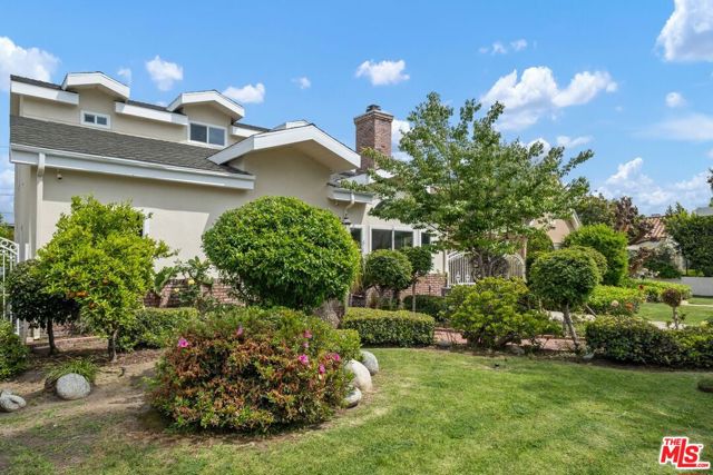 326 N Beachwood Drive, Los Angeles CA: https://media.crmls.org/mediaz/bb94ae77-00f4-45c6-8a04-c6c8fdf8a600.jpg
