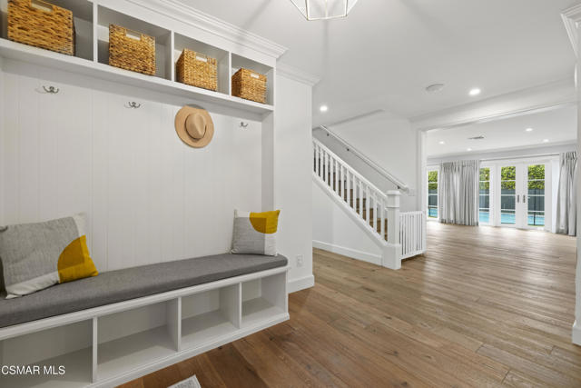 1581 Covington Avenue, Westlake Village CA: https://media.crmls.org/mediaz/bb9558ee-3e59-461d-9257-644c72c5c219.jpg
