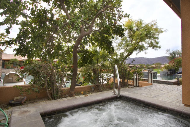 50135 Camino Privado, La Quinta CA: https://media.crmls.org/mediaz/bb95d2e0-0fa0-4b55-81f6-d228f01cdea2.jpg
