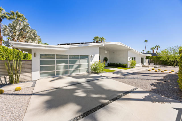 1160 E Marion Way, Palm Springs CA: https://media.crmls.org/mediaz/bb96cf5b-b6d0-430e-9a80-ab6137305380.jpg