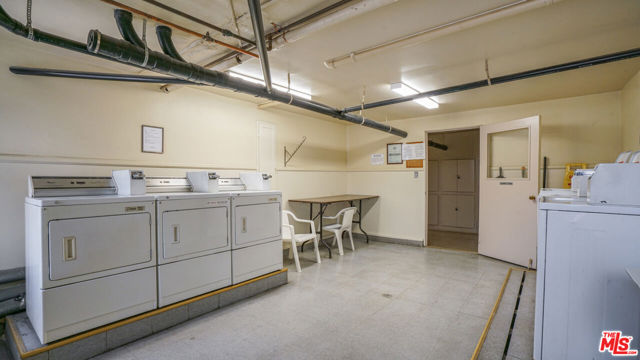 275 S Marengo Avenue, Pasadena CA: https://media.crmls.org/mediaz/bb971106-947b-4893-a2b2-d82baae4e279.jpg