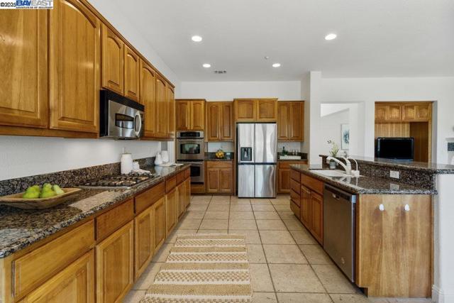 1123 Burghley Ln, Brentwood CA: https://media.crmls.org/mediaz/bb971cd3-fd97-4830-b5d4-c1f5dcd424e7.jpg
