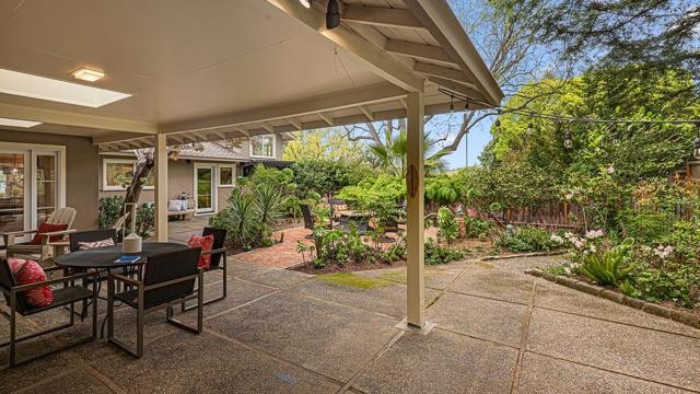 161 E Floresta Way, Portola Valley CA: https://media.crmls.org/mediaz/bb974971-7ac2-4bd8-ae93-605d5b3ed552.jpg