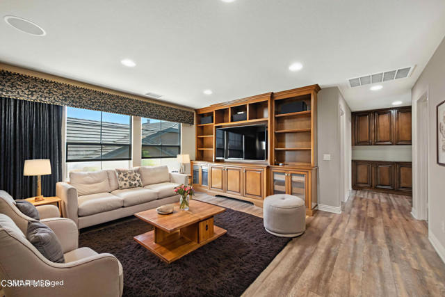 3194 Sunset Hills Boulevard, Thousand Oaks CA: https://media.crmls.org/mediaz/bb9873f2-8b5a-43cf-914e-d2299b976f78.jpg