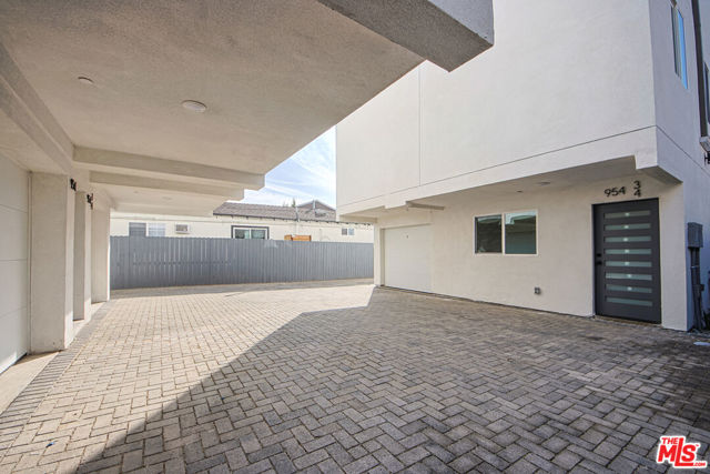 954 N Kingsley Drive, Los Angeles CA: https://media.crmls.org/mediaz/bb99667d-5958-47d5-9f44-3c904b0c88e6.jpg