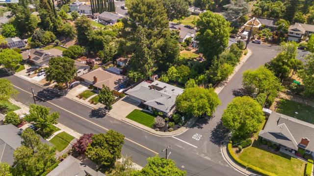 2371 Mallard Dr, Walnut Creek CA: https://media.crmls.org/mediaz/bb99cae9-6824-4a6b-8327-438ed1d764c3.jpg