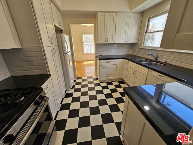 441 1/2 S Palm Drive, Beverly Hills CA: https://media.crmls.org/mediaz/bb9a78d1-418e-4864-94ce-126b633ae034.jpg