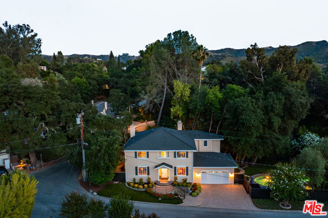 23040 Blue Bird Drive, Calabasas CA: https://media.crmls.org/mediaz/bb9b122a-57ae-4e4e-a26b-3ce77fe4808d.jpg