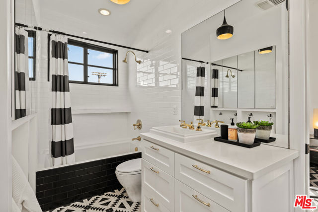 3159 Thatcher Avenue, Marina del Rey CA: https://media.crmls.org/mediaz/bb9bc834-406a-467b-adad-fff58ac01f5a.jpg