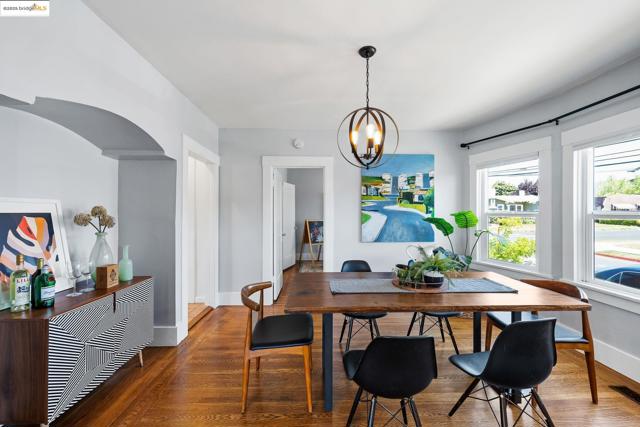 1547 68Th Ave, Oakland CA: https://media.crmls.org/mediaz/bb9bd4fb-9111-48d6-925a-7dd31cc7e43f.jpg