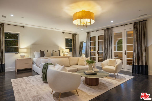 706 N Crescent Drive, Beverly Hills CA: https://media.crmls.org/mediaz/bb9bd623-b399-486c-b63f-2fcc75405d98.jpg