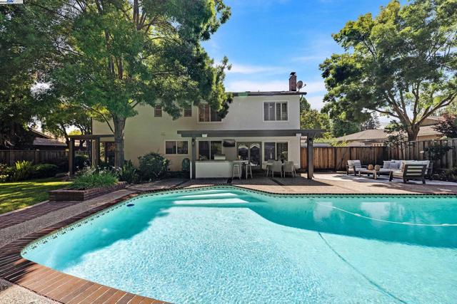 519 Ellesmere Dr, Walnut Creek CA: https://media.crmls.org/mediaz/bb9bd7dd-807c-48d3-9e92-9de6e3f08689.jpg