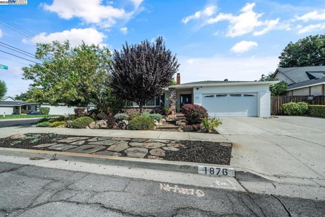 1876 Lynwood Dr, Concord CA: https://media.crmls.org/mediaz/bb9c1627-28a1-472d-8f14-d71dd24ed23d.jpg