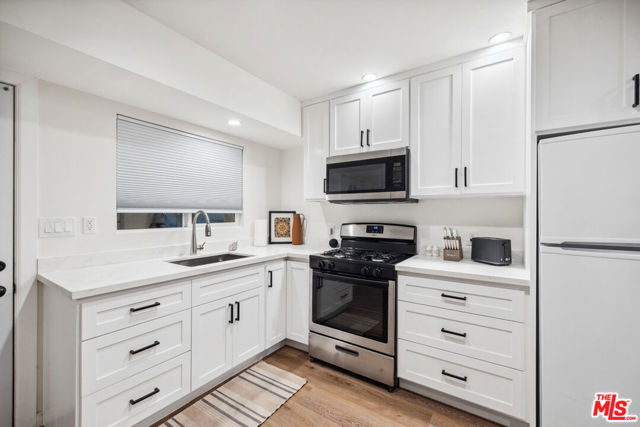 821 S Cloverdale Avenue, Los Angeles CA: https://media.crmls.org/mediaz/bb9c22c8-a21e-4e2b-b087-bf136f22d7bb.jpg