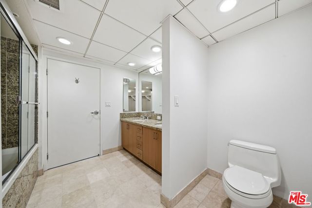 13700 Marina Pointe Drive, Marina del Rey CA: https://media.crmls.org/mediaz/bb9c817d-85af-46f2-85f2-09e523fc7a50.jpg