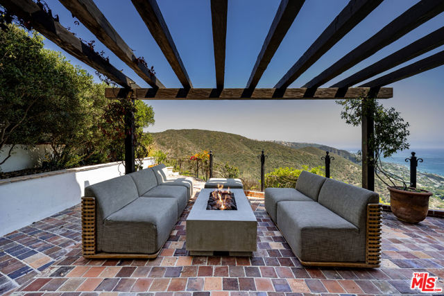 791 Nyes Place, Laguna Beach CA: https://media.crmls.org/mediaz/bb9cd420-d910-4eac-9155-2e936768b4b4.jpg