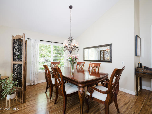 709 Zinnia Court, Thousand Oaks CA: https://media.crmls.org/mediaz/bb9e2ac9-0c84-48db-9e6e-b06e361574d9.jpg
