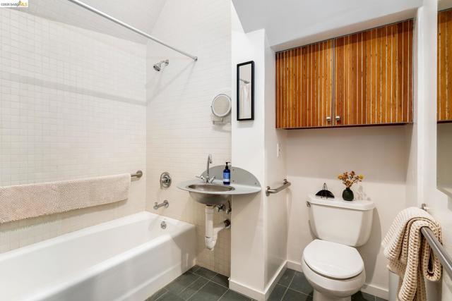 Image 20 of 32 For 2484 Martin Luther King Jr Way