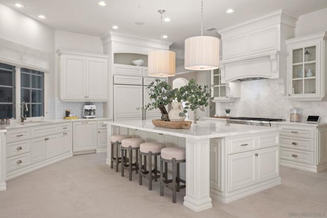 5986 Greensview Ct, Rancho Santa Fe CA: https://media.crmls.org/mediaz/bb9fd9ae-d43a-413b-b82f-f3dc8b5be87e.jpg