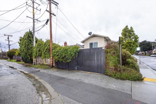875 Broadway, Belmont CA: https://media.crmls.org/mediaz/bba0608c-7cf3-4267-90bf-d6697e7348ac.jpg