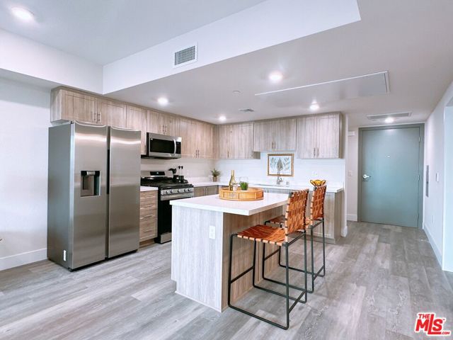 3050 W 11th Street, Los Angeles CA: https://media.crmls.org/mediaz/bba07f37-d807-4924-9246-11ab072878cf.jpg