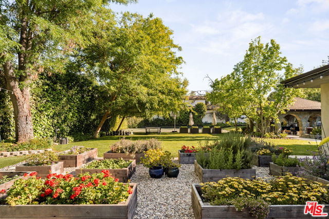 17352 Magnolia Boulevard, Encino CA: https://media.crmls.org/mediaz/bba0828d-7a0f-49cb-b447-f926b62c2eb6.jpg