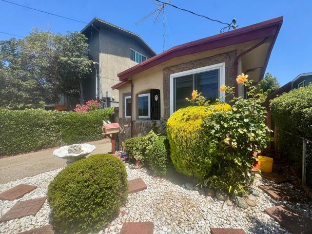 2727 Blenheim Avenue, Redwood City CA: https://media.crmls.org/mediaz/bba0a2f7-9651-4e9b-a24e-cd7be6e34f4b.jpg