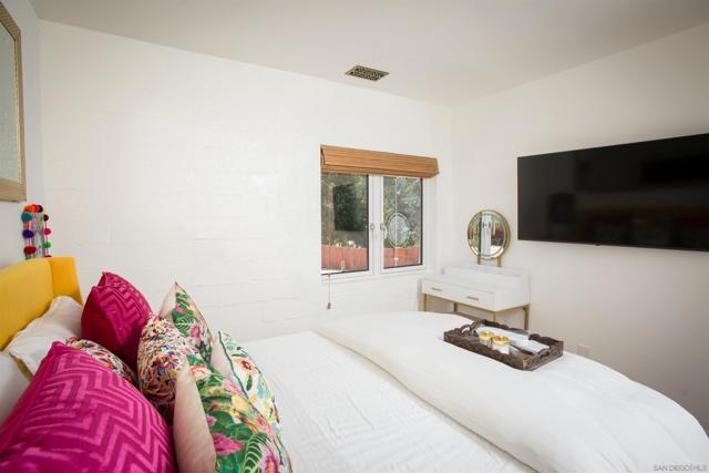 1047 Highland Dr, Del Mar CA: https://media.crmls.org/mediaz/bba11287-a289-4046-8e5d-17f6c3f6ae9a.jpg