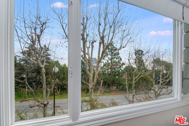 10112 EMPYREAN Way, Los Angeles CA: https://media.crmls.org/mediaz/bba12b54-f684-4c17-8e9a-7a0cc8346090.jpg