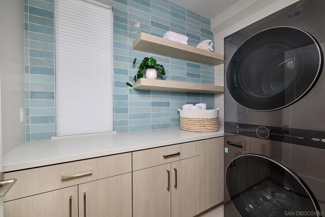 567 N Vulcan Ave, Encinitas CA: https://media.crmls.org/mediaz/bba1e7cf-a200-4d57-92a3-4c573cc83a93.jpg