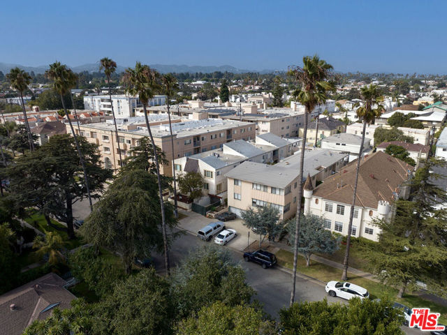 943 12th Street, Santa Monica CA: https://media.crmls.org/mediaz/bba1ec20-a9f6-4a11-ae44-8ca73f1c9aac.jpg