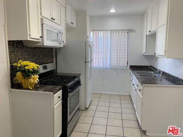 1330 S WILTON Place, Los Angeles CA: https://media.crmls.org/mediaz/bba4df7c-f116-421c-9eb4-f4c968700b01.jpg