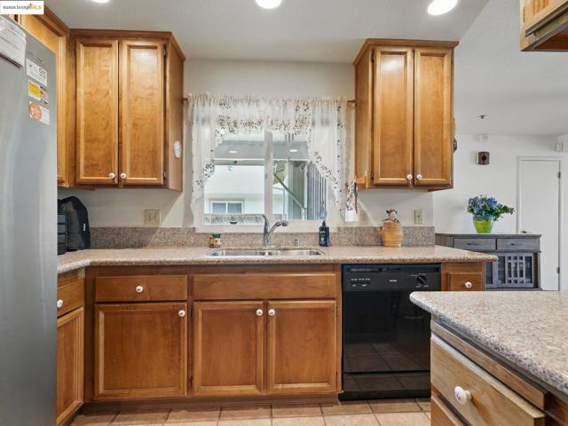 177 Bryce Way, Vacaville CA: https://media.crmls.org/mediaz/bba6064c-845a-4d6b-88be-f7678542c434.jpg