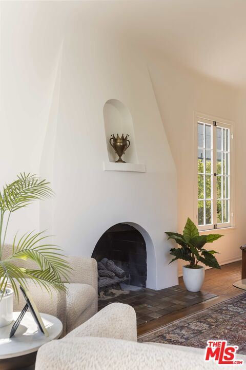 7361 Oakwood Avenue, Los Angeles CA: https://media.crmls.org/mediaz/bba70341-75a6-4046-9d01-95fe718c1918.jpg