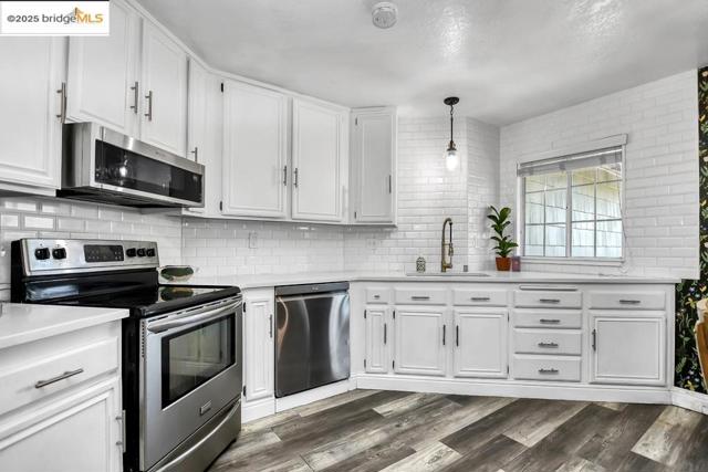 1359 Port Ct, Oakley CA: https://media.crmls.org/mediaz/bba7a7e3-d850-468a-85be-db137694ffd2.jpg