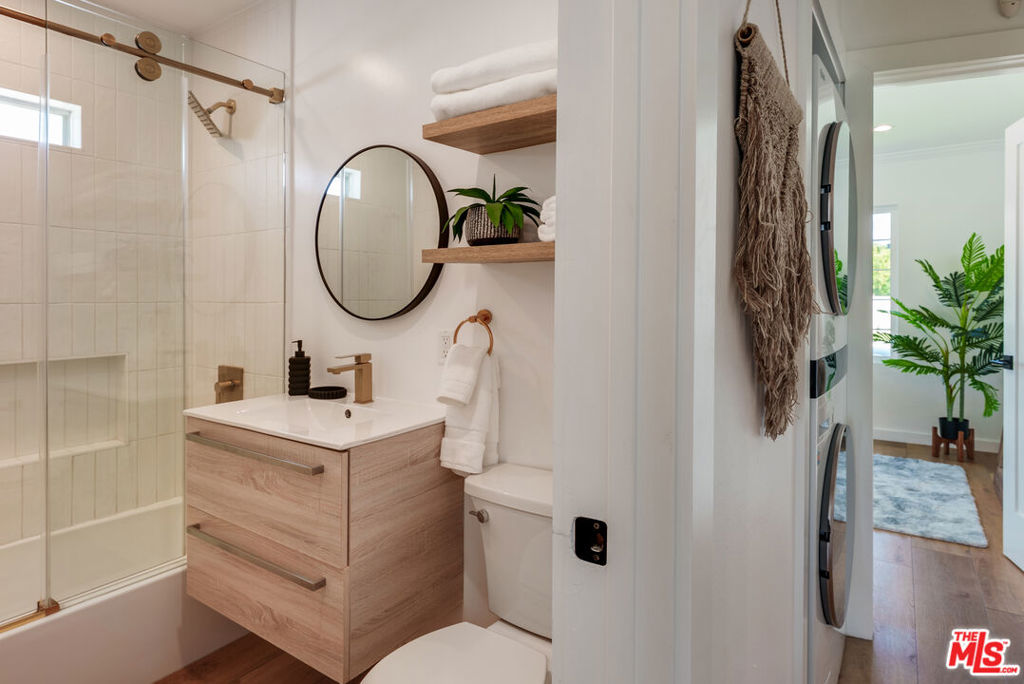 https://media.crmls.org/mediaz/bba828e9-92f2-4f6c-97b8-1f1f4a9a336e.jpg?preset=X-Large