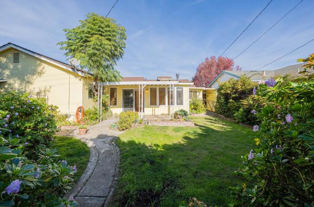 217 Iris Drive, Salinas CA: https://media.crmls.org/mediaz/bba85858-542f-4507-b517-5719a5467a59.jpg