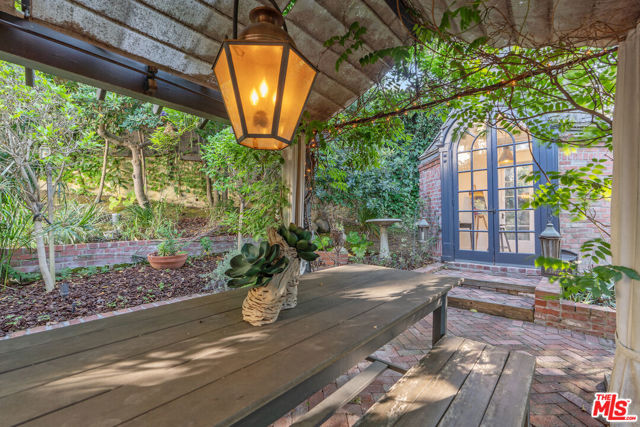 3827 Carnavon Way, Los Angeles CA: https://media.crmls.org/mediaz/bba8a044-fdf5-4ce3-8838-849d3b821830.jpg