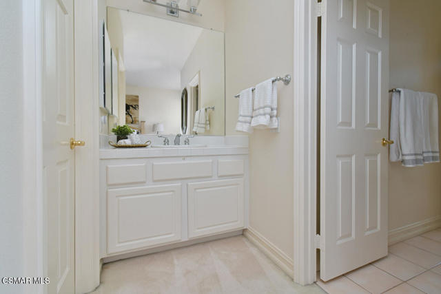 31775 Oak Ranch Court, Westlake Village CA: https://media.crmls.org/mediaz/bbab3637-98ef-4bc2-850a-4a5d28c35b4c.jpg